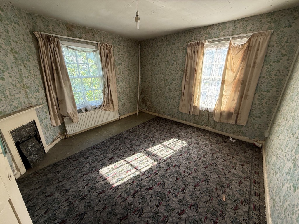 Lot: 210 - FLAT IN NEED OF REFURBISHMENT - Bedroom with dual aspect